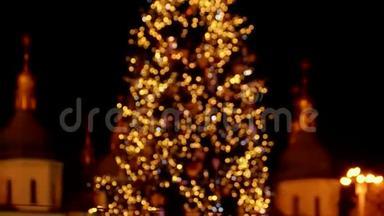 发光的灯光变成了圣诞树的<strong>整体</strong>画面。